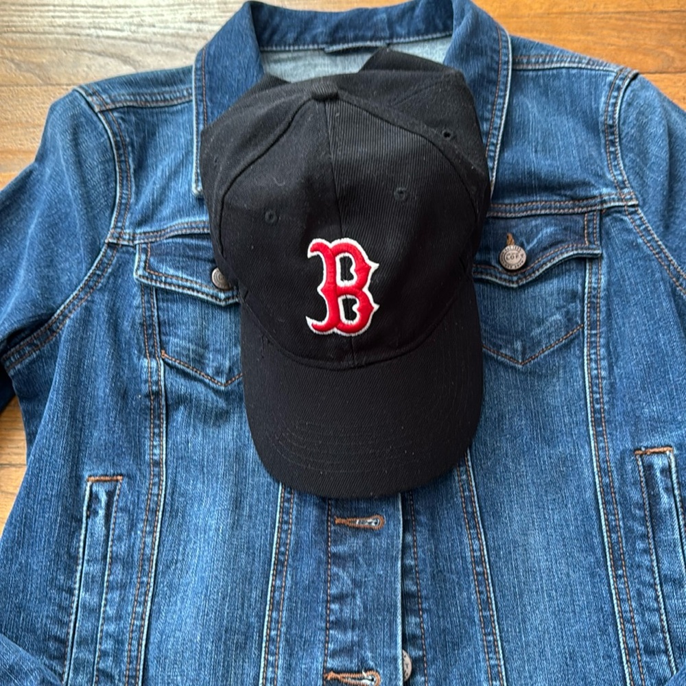 Red Sox baseball cap in black/red. One size. Velcro fastener.
